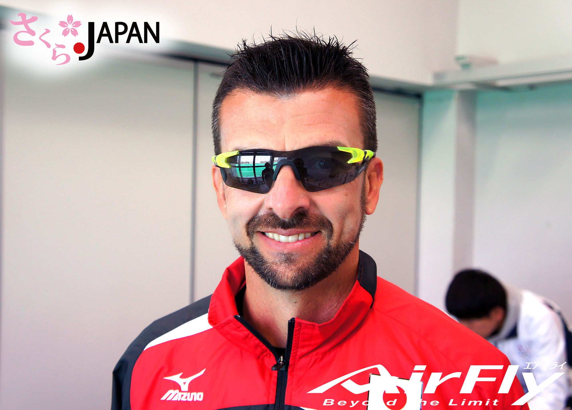 ホッケー日本代表 さくらジャパンホッケー日本代表  コーチもエアフライを装着