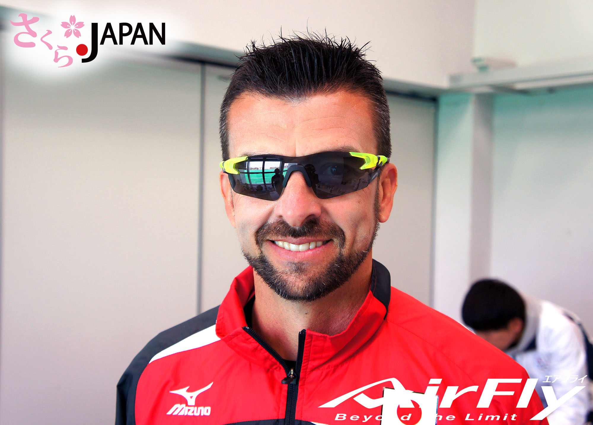 ホッケー日本代表 さくらジャパンホッケー日本代表 コーチもエアフライを装着