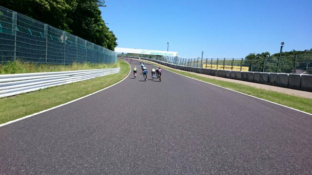 スポーツサングラス スポーツアイウェア 選び方 レース 自転車 鈴鹿エンデューロ